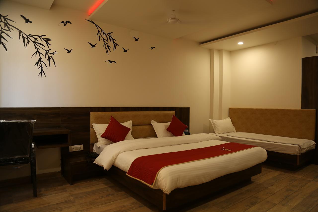 Hotel Shri Vardhan Ujjain Extérieur photo