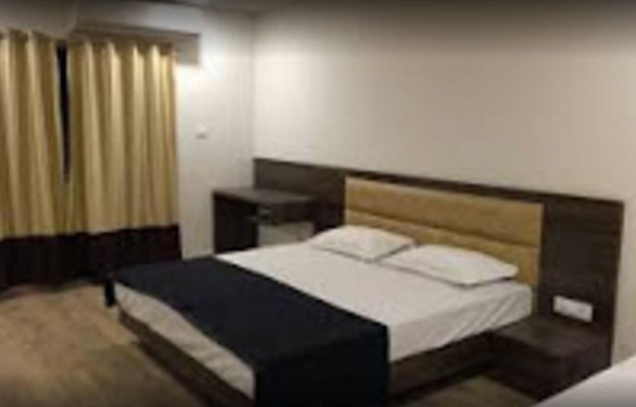 Hotel Shri Vardhan Ujjain Extérieur photo