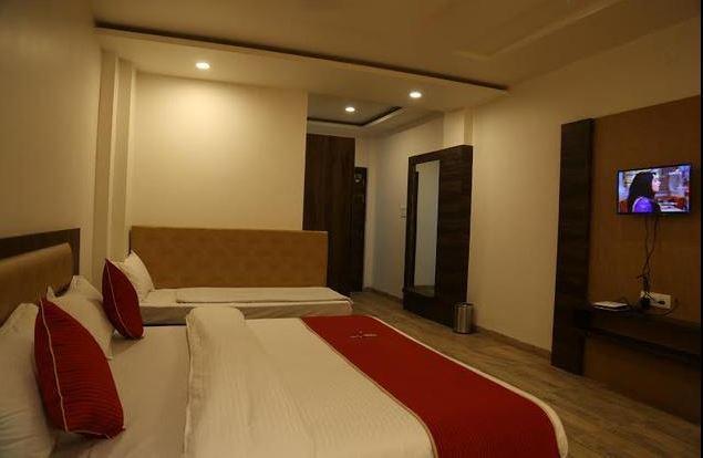 Hotel Shri Vardhan Ujjain Extérieur photo